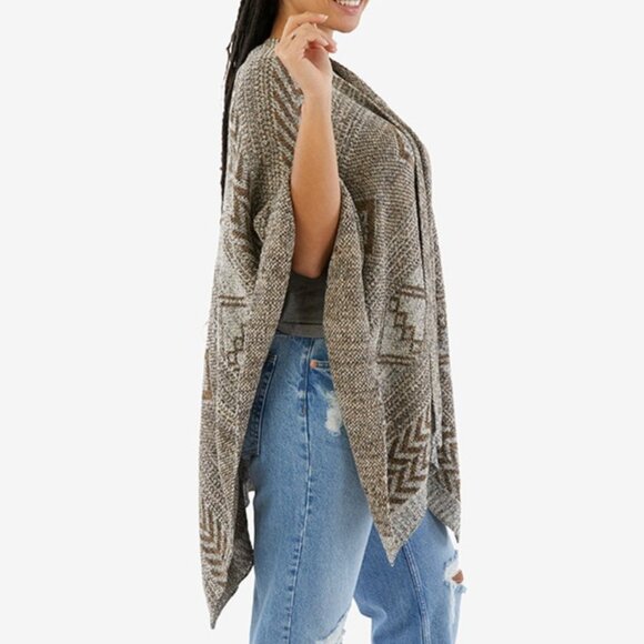 The Jetset Diaries Plus Knit Poncho - Picture 3 of 15
